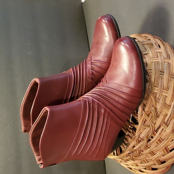 Rockport Women's Burgundy Booties.  8N - Picture 2 of 8